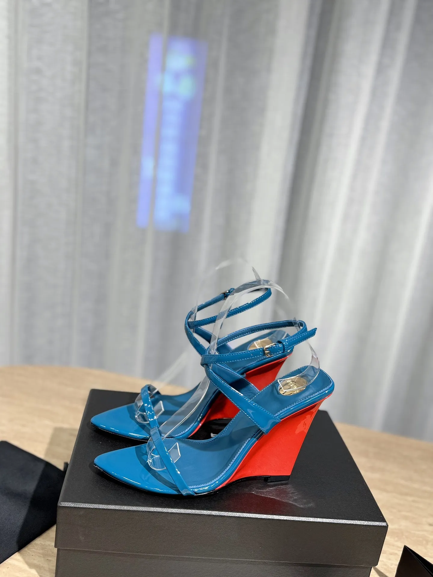 👟👟Ex-factory price 540👟👟 High version "SAINT LAUREN*" Saint Laurent YSL 25ss/spring and summer new catwalk style large rhinestone high-heeled shoes and sandals. Only YSL understands women's hearts best and does not accept refutation. It is a super invincible feminine artifact and a must-have for women (z-product full-body customization, own molded hardware accessories, perfect consistency). Compare the differences between pictures and goods on the market. ✔Upper: Customized imported silk ✔Lining: Imported 🐑Sheep leather ✔Sole: Imported genuine leather outsole ✔Heel height: 10.5cm ✔Number of yards: 35-39 (40, 41, 42 can be customized and non-returnable) (Full set of packaging)